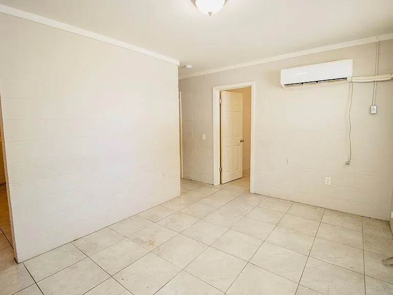 2447 Gervais St #B — Photo 8