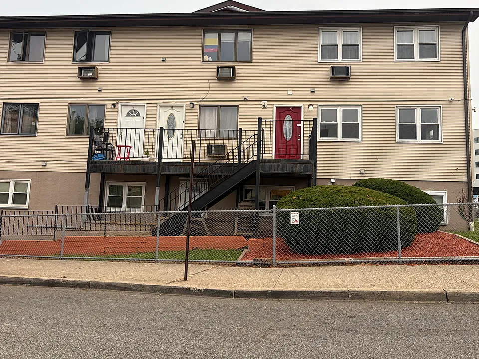 583 Main St #9