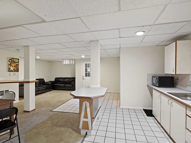 Abbottsford Apartments — Photo 14