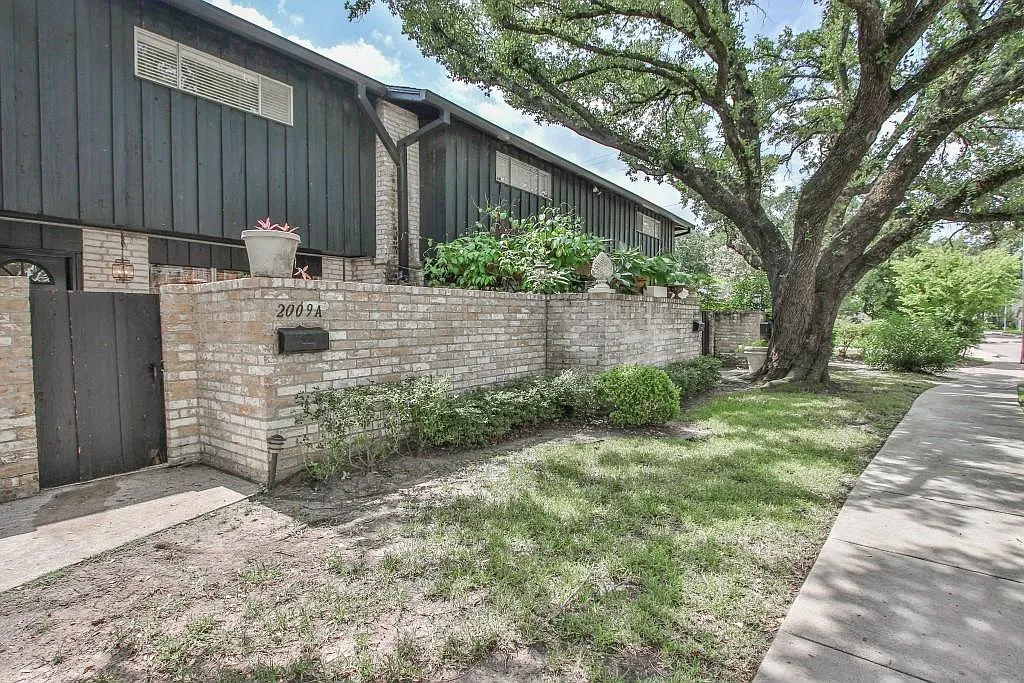 1 bed, 1.0 bath, 840 sqft, $1,650 — Photo 2