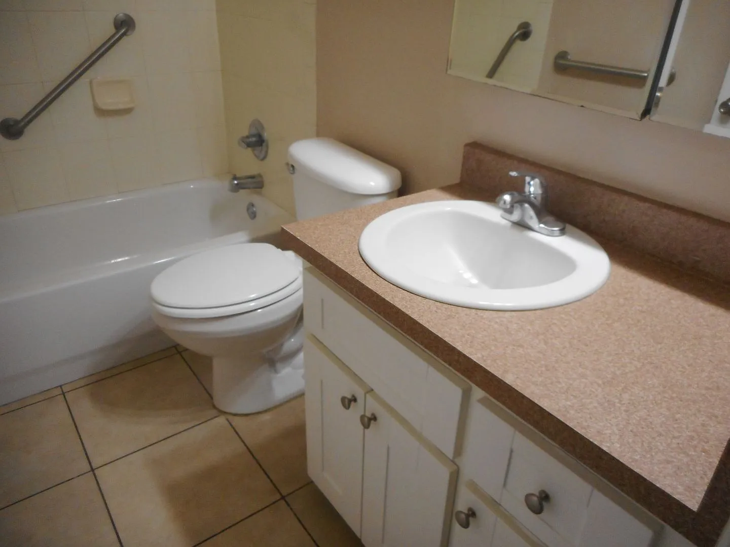2 Bedroom 1 Bath 661 NE 26th Court-Unit C - Cypress Villas — Photo 4
