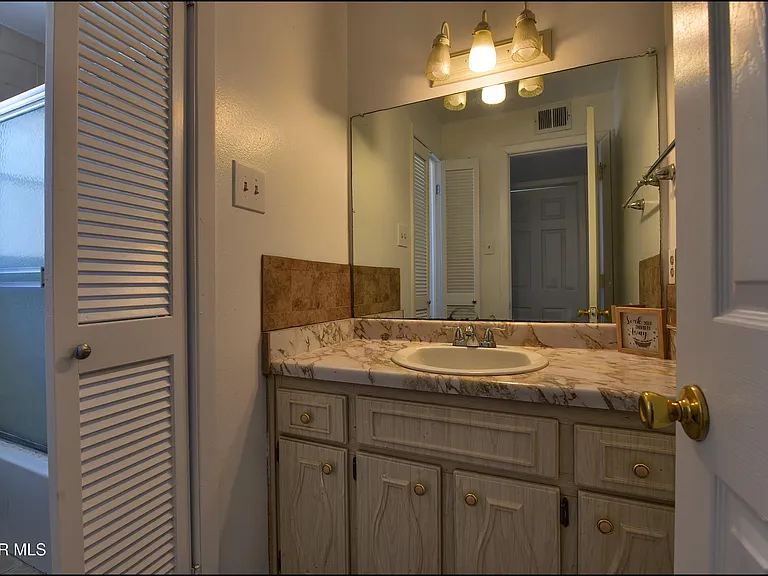 10605 Kinross Ave #B — Photo 17