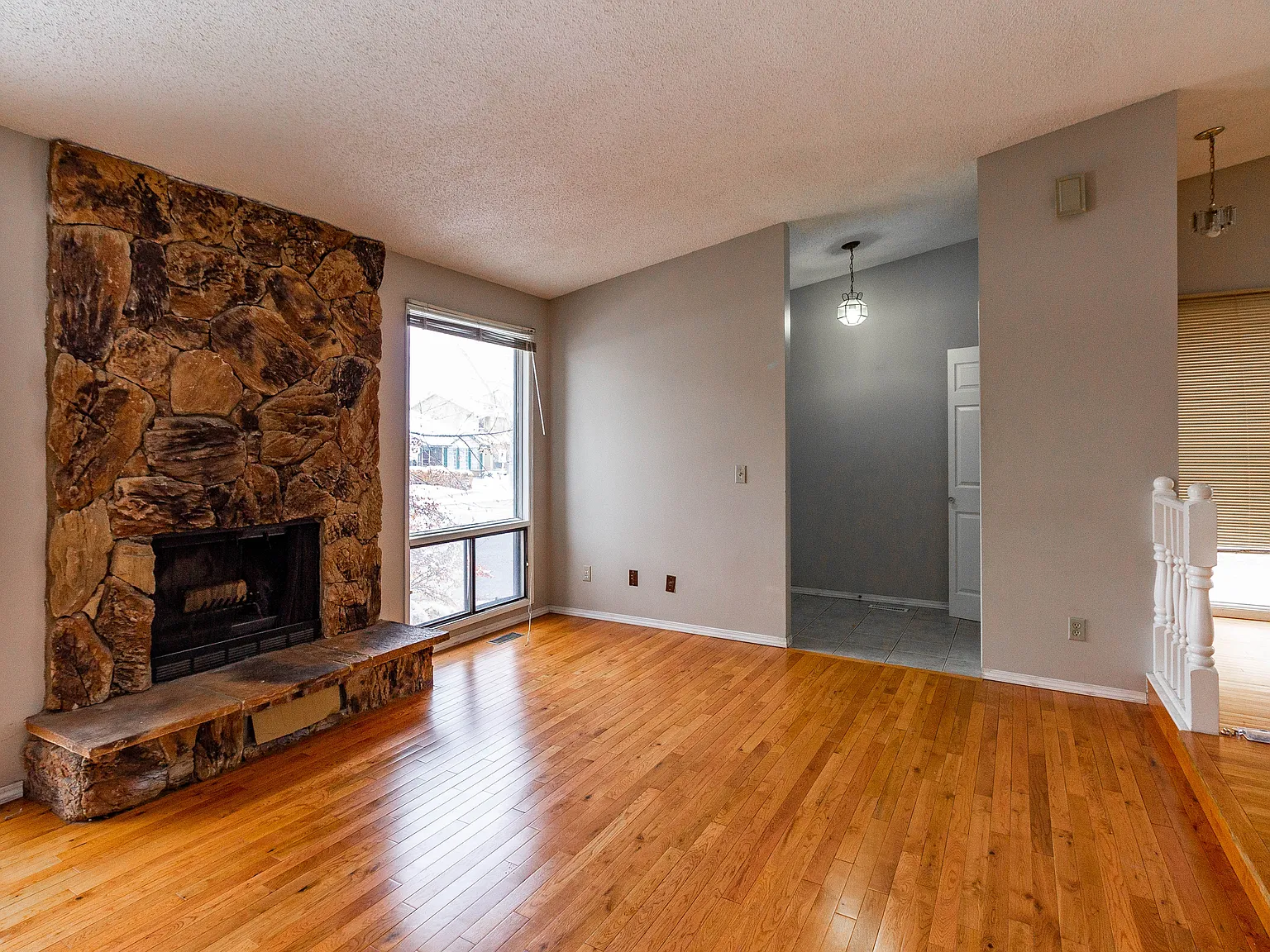 Beautiful + Spacious 3 Bed, 2.5 Bath + Den! Ranchlands Home In A Great Location! — Photo 2