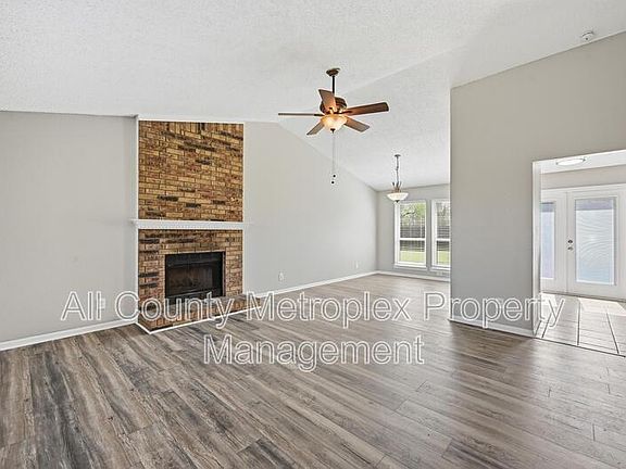 2nd image of 935 Mapleleaf Ln