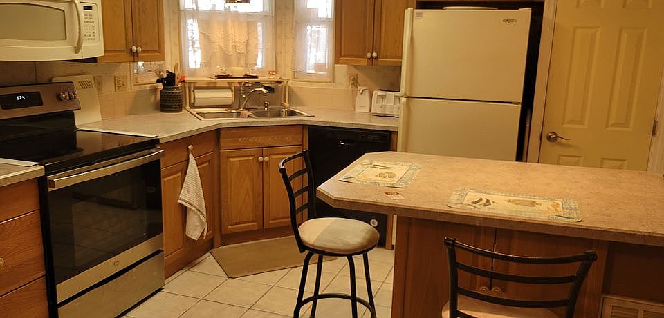 1st image of 208 Queen Palm Dr