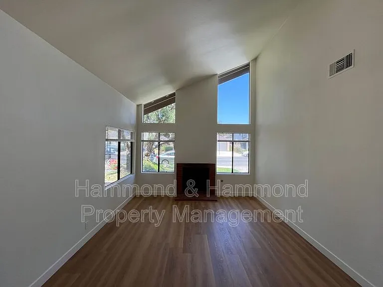 21812 Vintage St — Photo 6