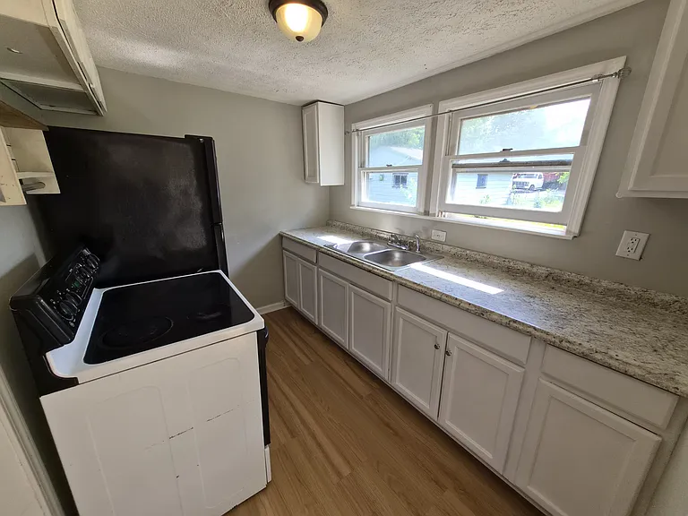 925 N Somerset Ave — Photo 18