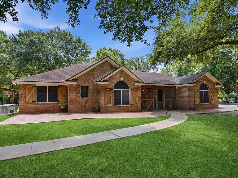 223 Pin Oak Ln — Photo 2
