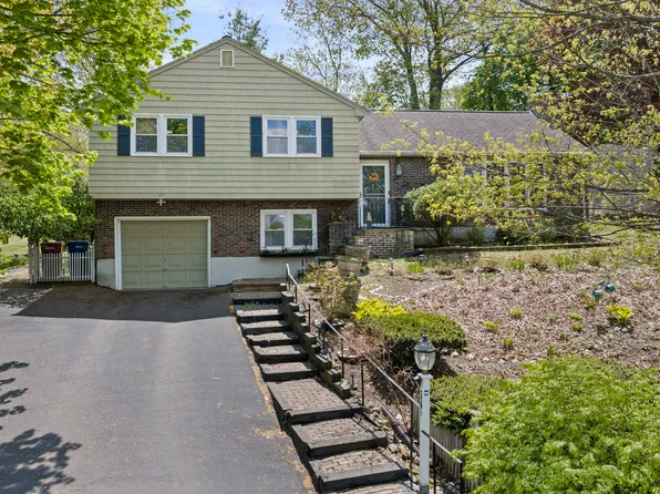 34 Rivers Ln, Melrose, MA 02176