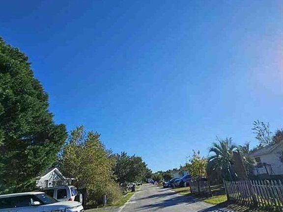 Exterior Neighborhood (street photo)