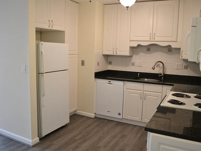 4 Universal St #12 — Photo 4