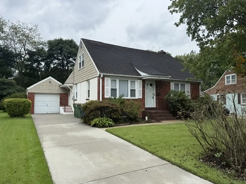 4 bed, 2.0 bath, 1375 sqft, $2,600 — Photo 1
