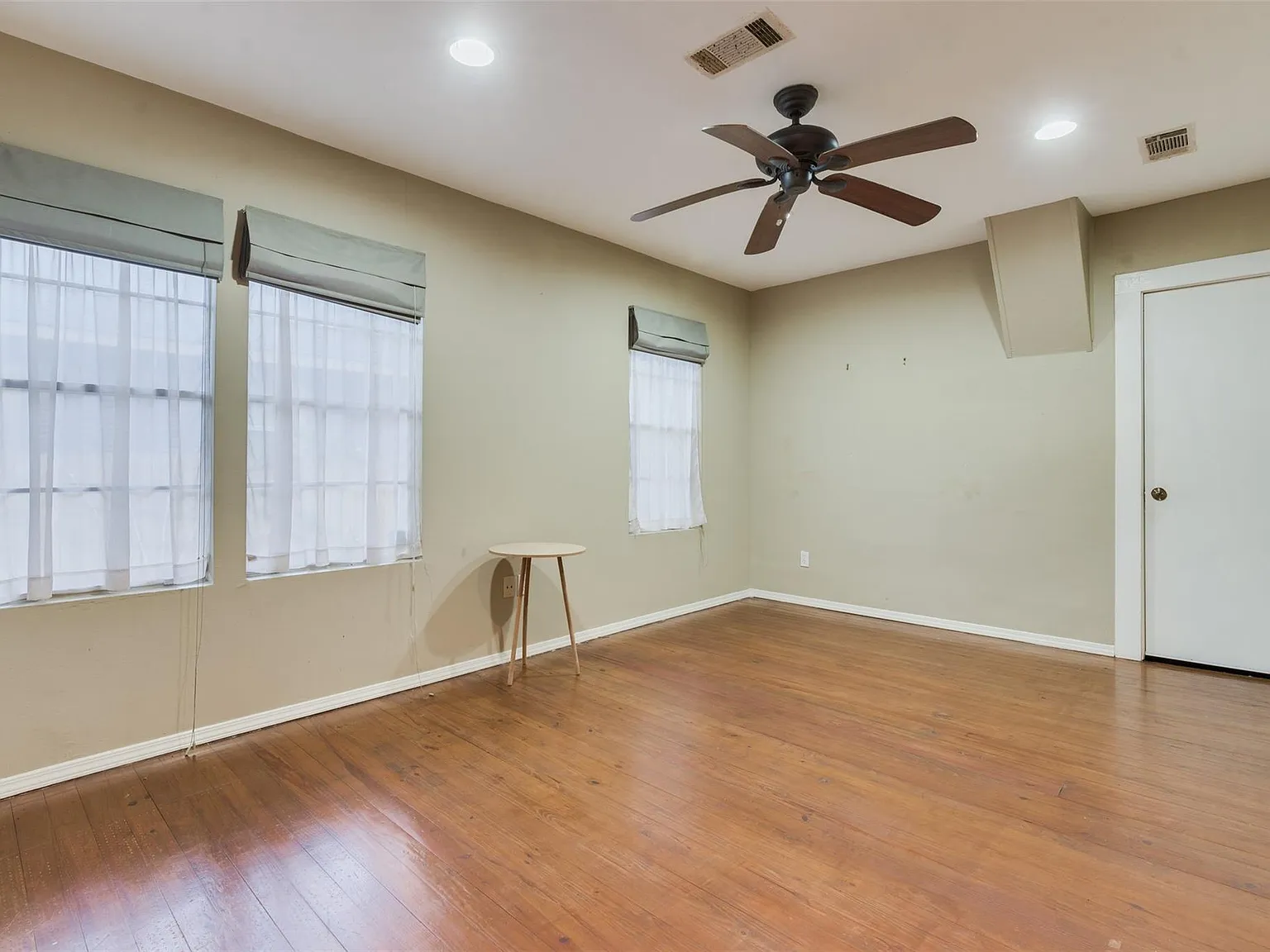 2 bed, 1.0 bath, 800 sqft, $2,200 — Photo 3