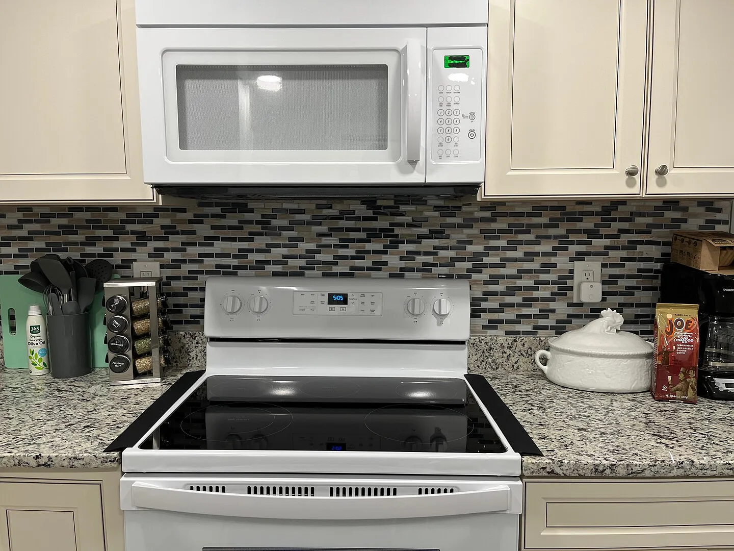 Cozy, Comfortable, and Clean Basement Unit with Private Entrance! — Photo 3