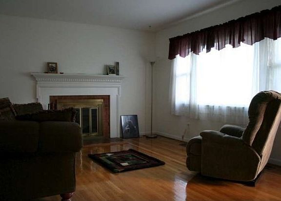 5th image of 105 Hull St