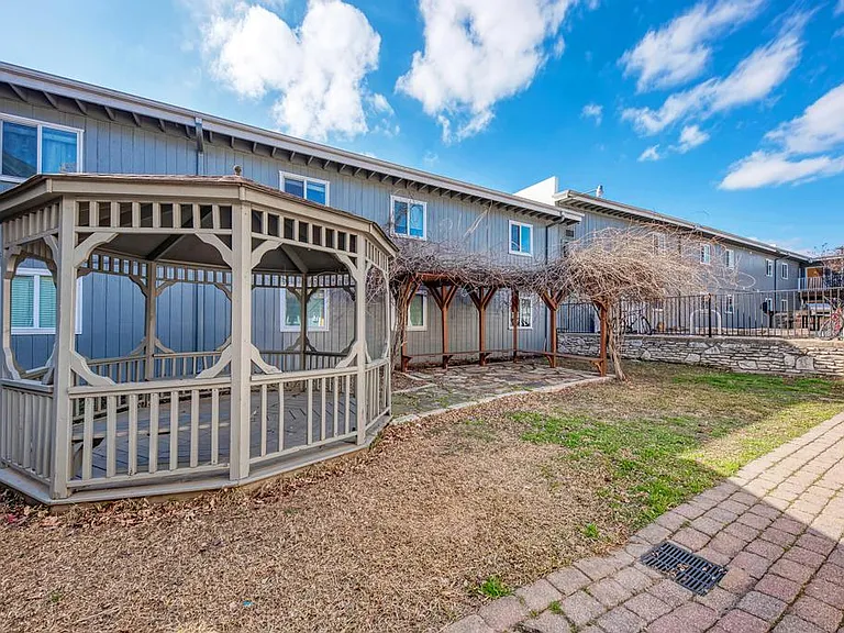2401 Manor Rd #104 — Photo 12