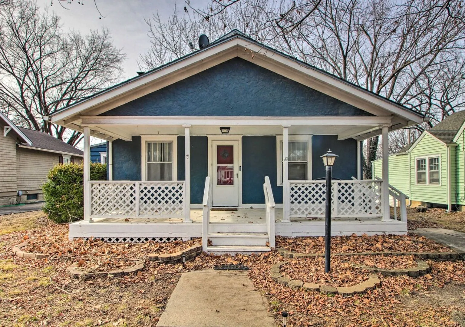 Newly remodeled, fully furnished adorable bungalow in a great location! — Photo 1