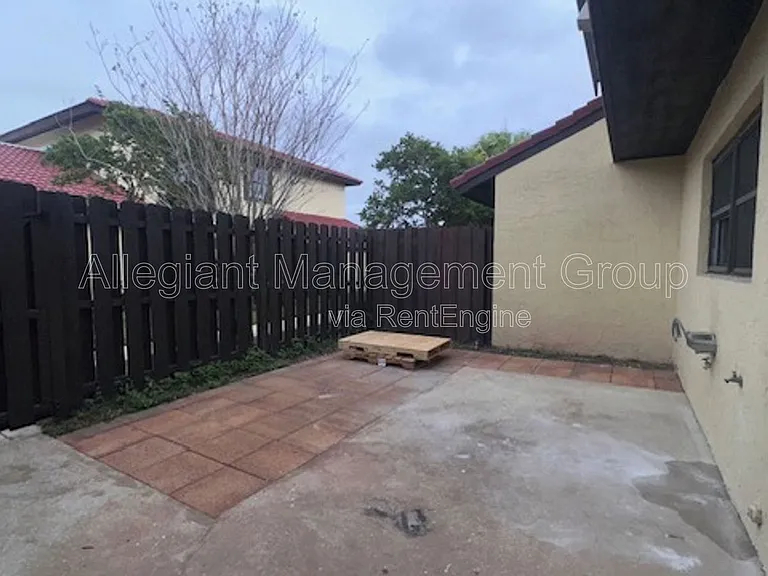 507 Hunter Cir — Photo 8