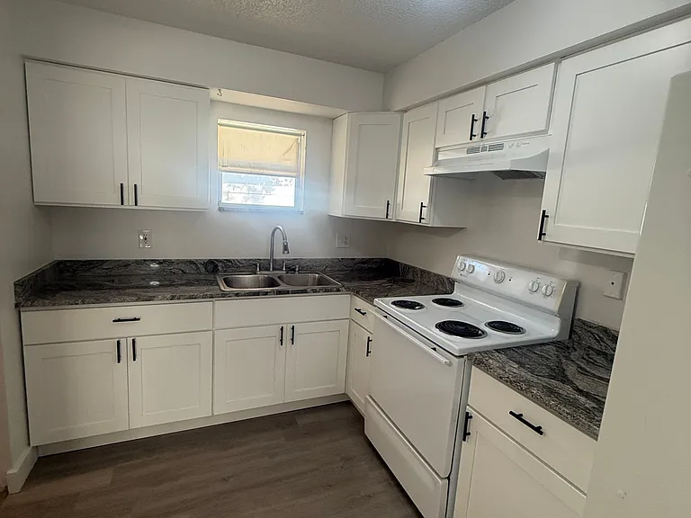 725 2nd Ave NE #A — Photo 3