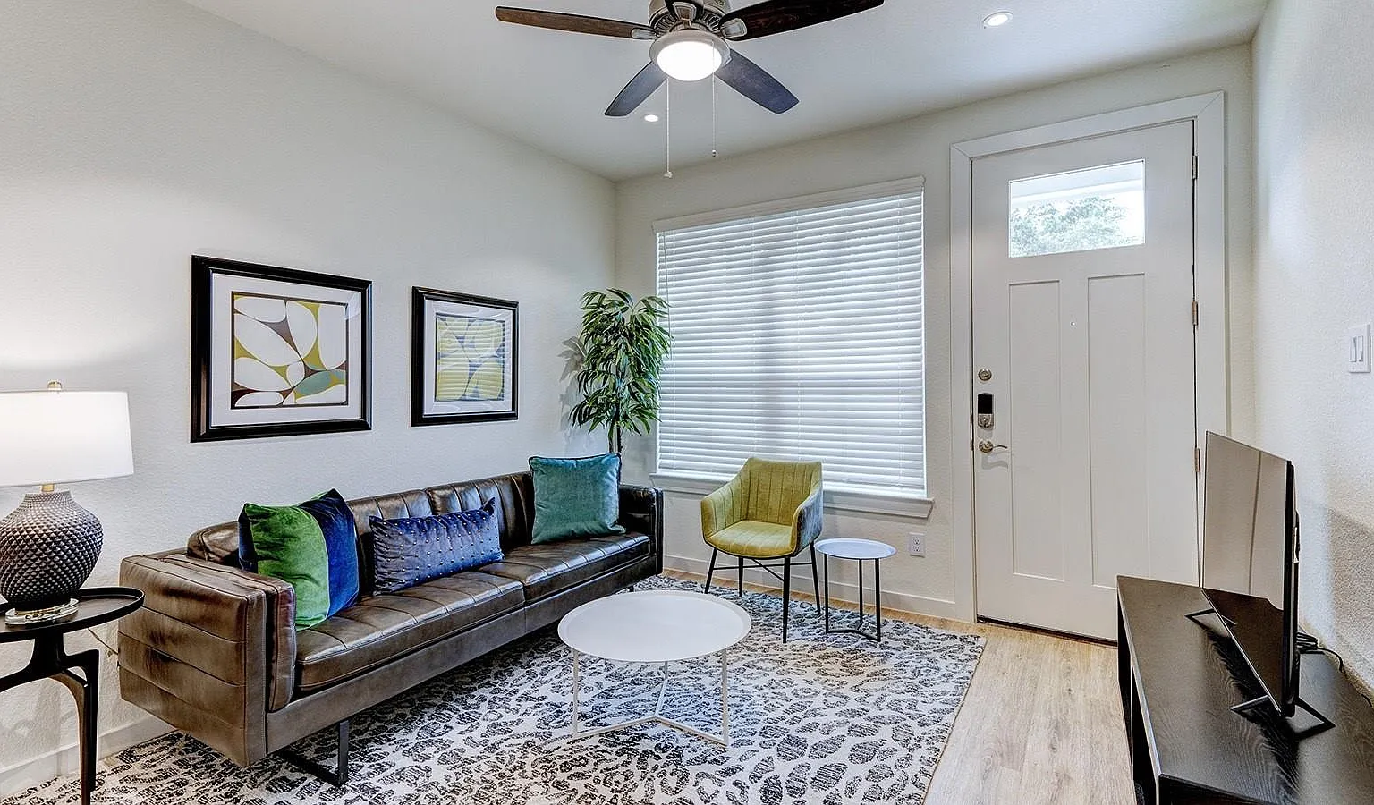 2 bed, 2.0 bath, 852 sqft, $2,150 — Photo 2