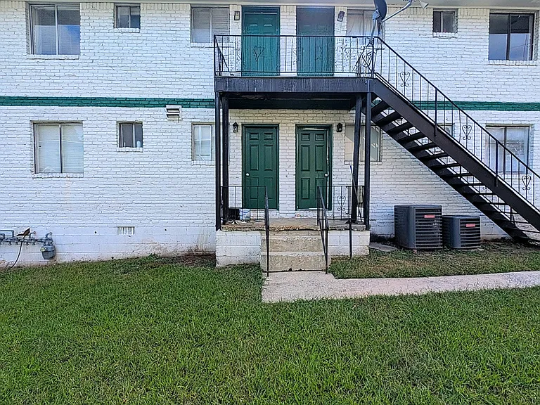 696 Hill St — Photo 2