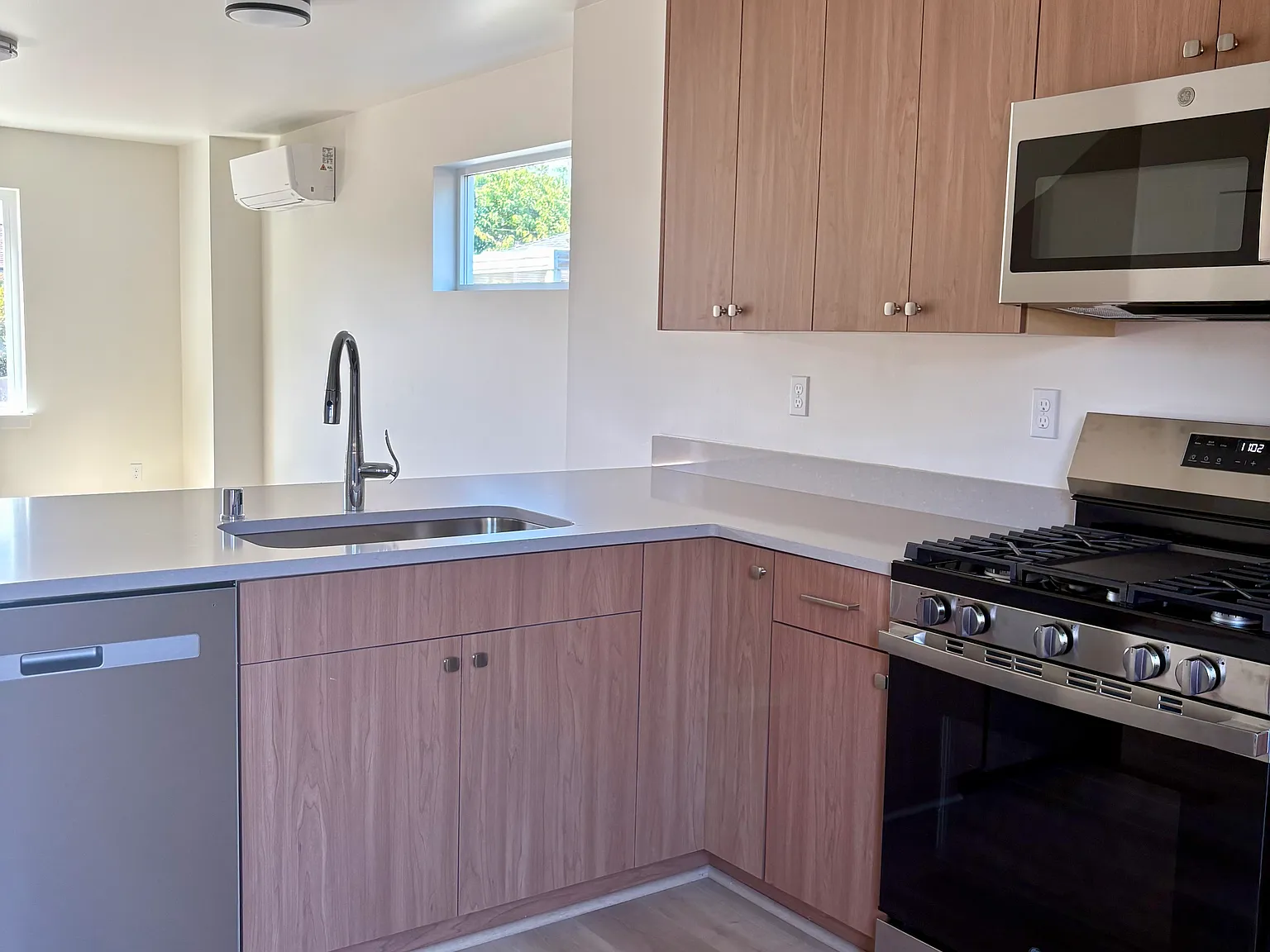 2 bed, 1.5 bath, 998 sqft, $2,100 — Photo 2