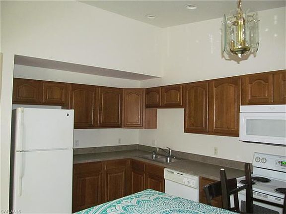 5th image of 677 Chestnut St E
