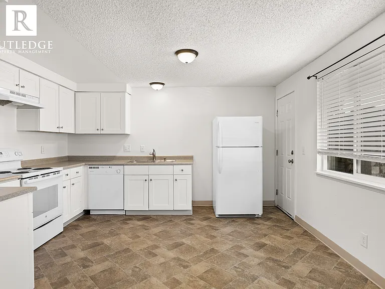 2250 Crater Lake Ave #5 — Photo 4