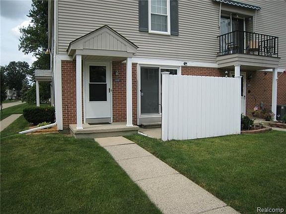 3rd image of 24487 Meadowbridge Dr