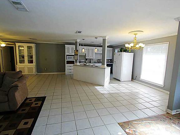 3rd image of 455 Plaza Cir