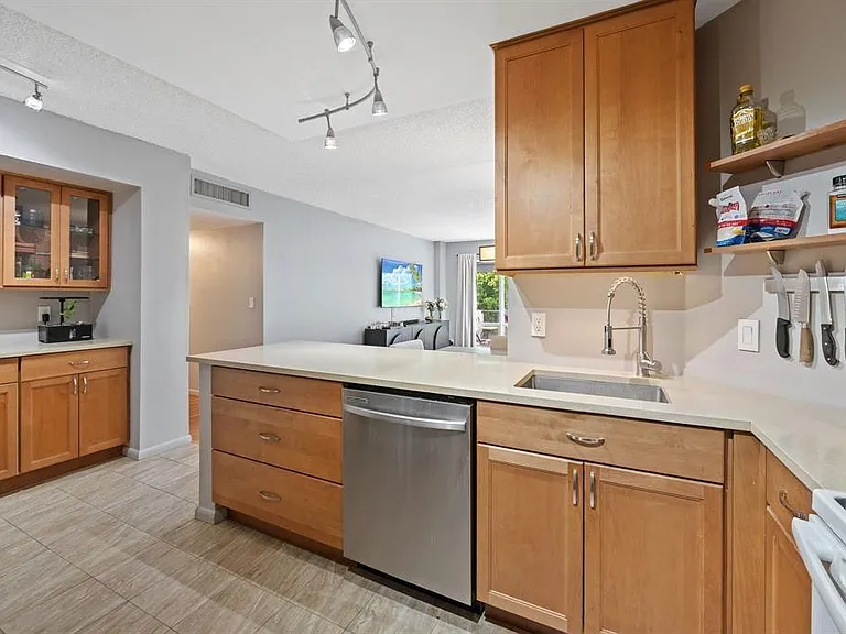 340 Sunset Dr #401 — Photo 5