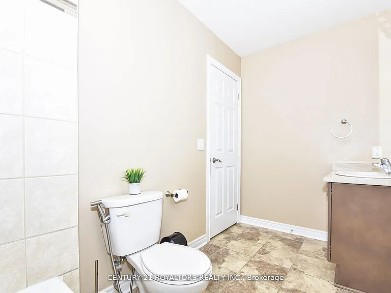 386 Thompson St — Photo 5