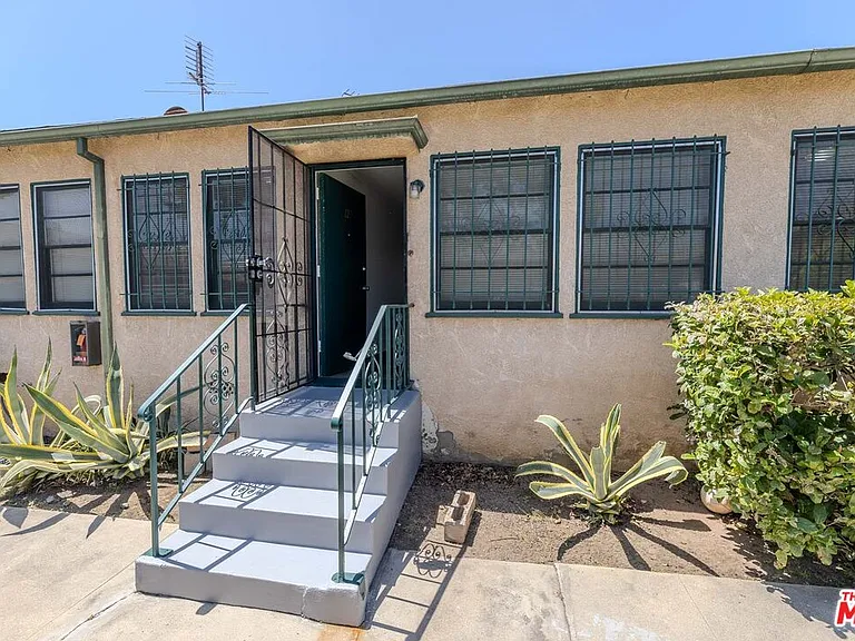 1940 S Robertson Blvd #10 — Photo 35