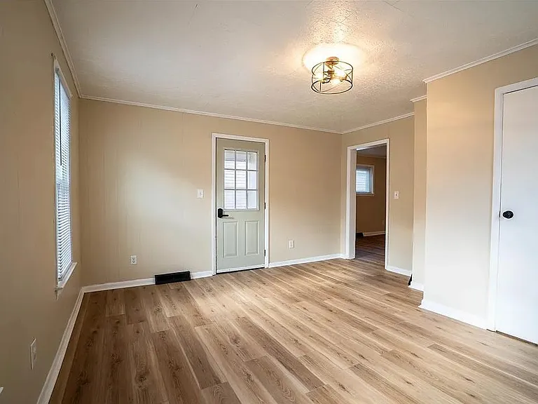 327 William St — Photo 7