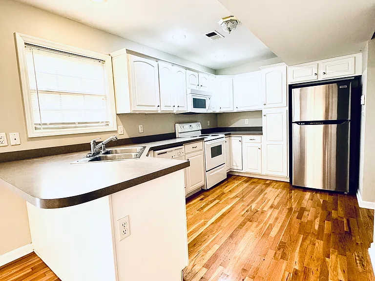 645 Hampton Way #1 — Photo 17