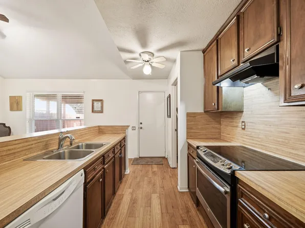 8618 Maplecrest Dr, Houston, TX 77099
