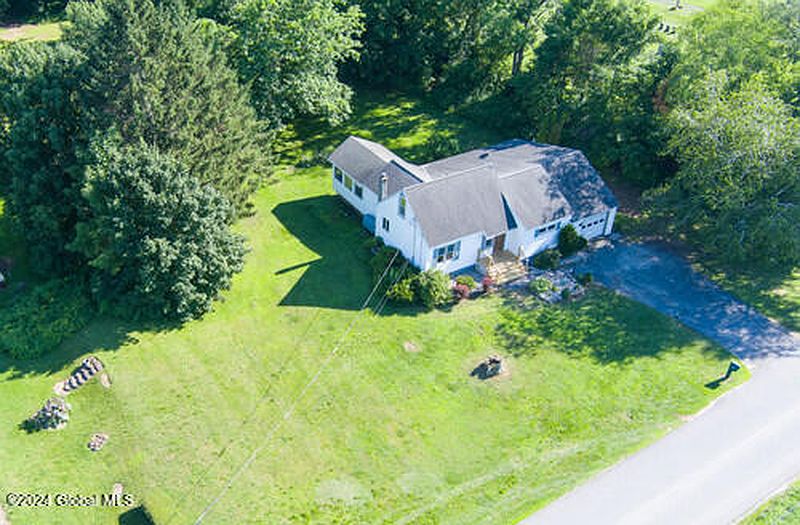 2nd image of 140 Boshart Road