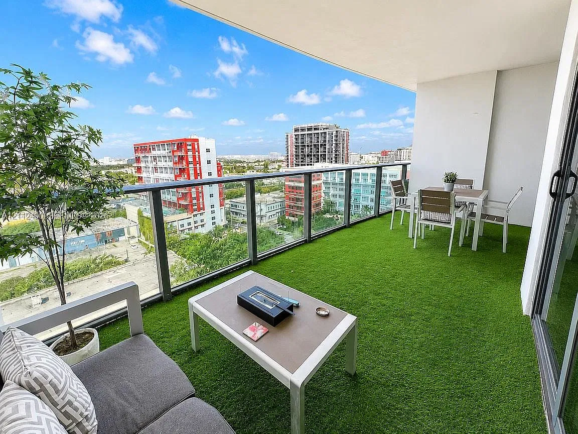 Canvas Condo — Photo 1
