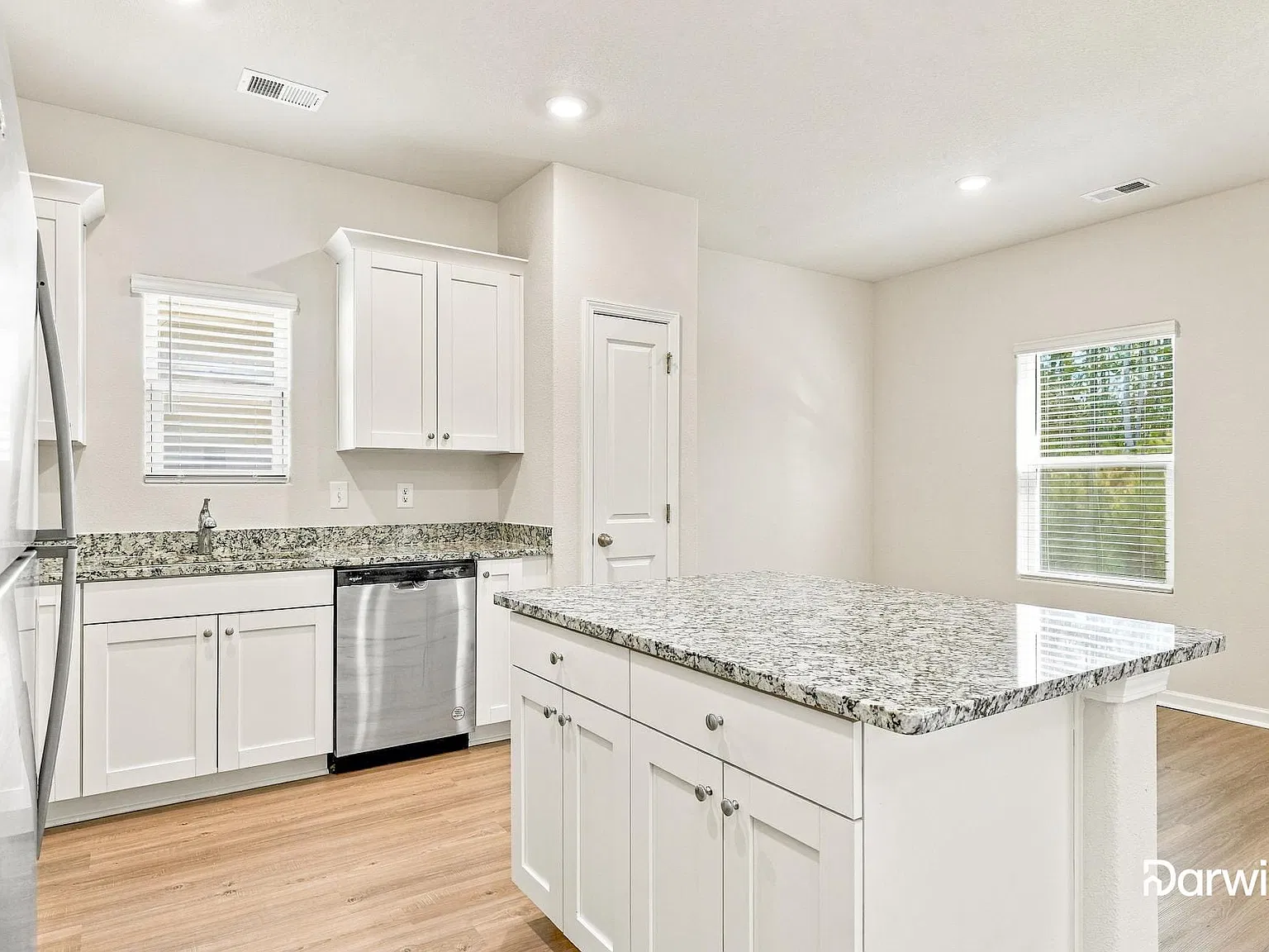 3 bed, 2.0 bath, 1316 sqft, $1,760 — Photo 2
