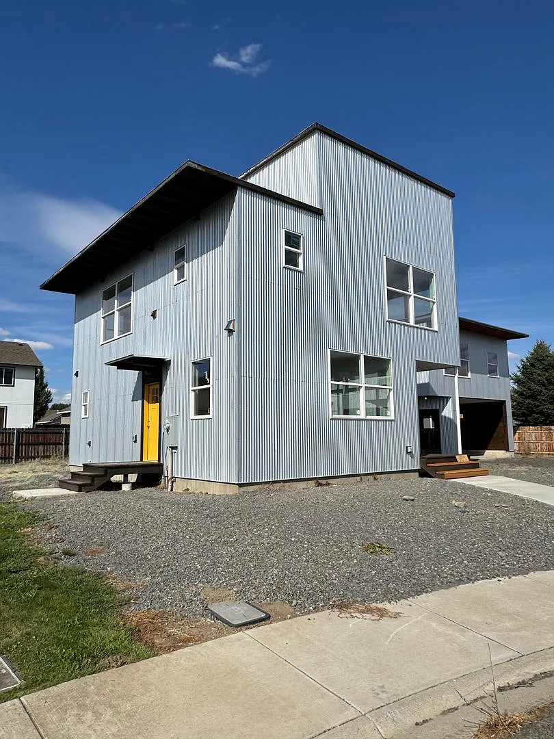Bright 3BR/3BA with Soaring Ceilings & Large Windows — Photo 1