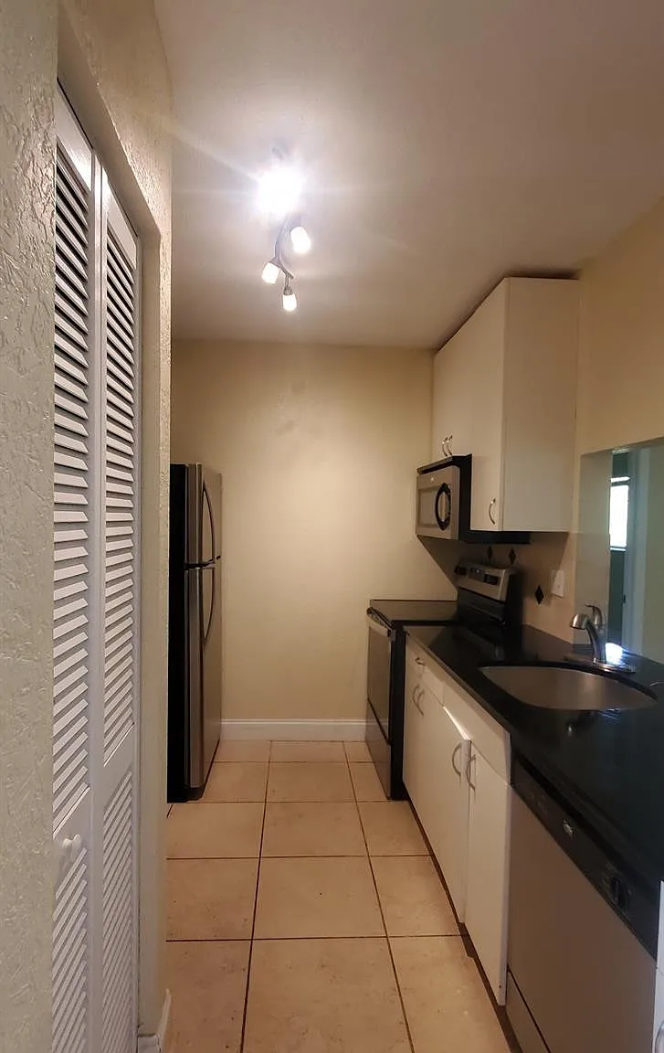 2 bed, 2.0 bath, 830 sqft, $1,900 — Photo 1