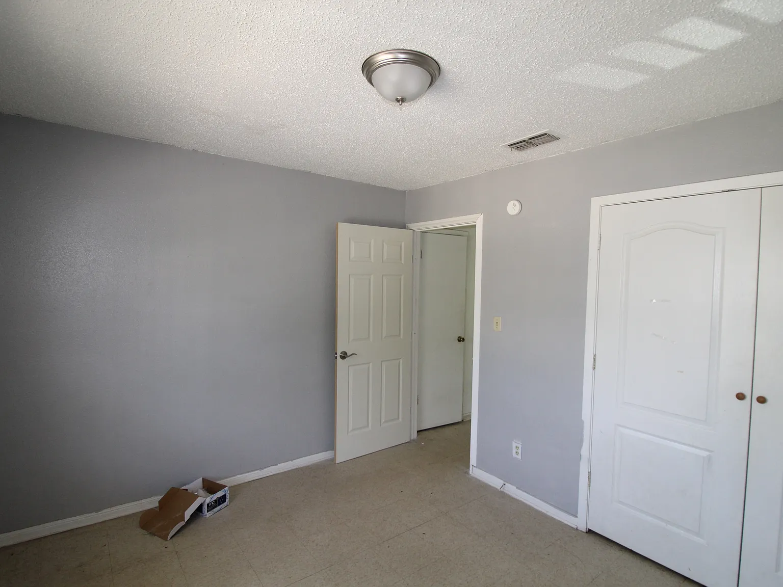 106 E King Ave - 5 — Photo 1