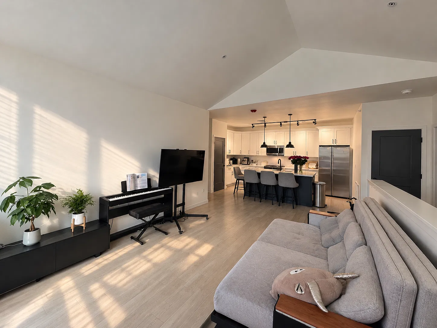 3 bed, $3,290 — Photo 2