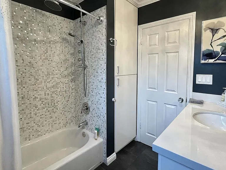 Full bathroom #1