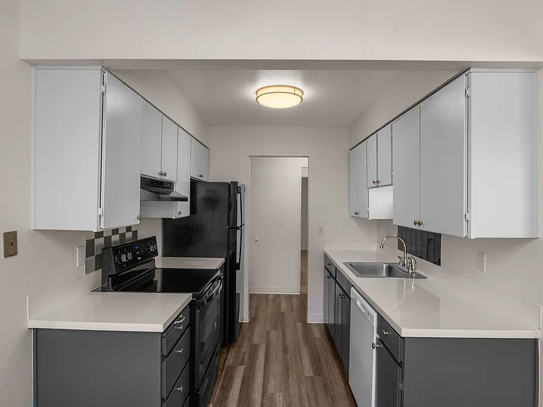 27th East Apartments — Photo 5