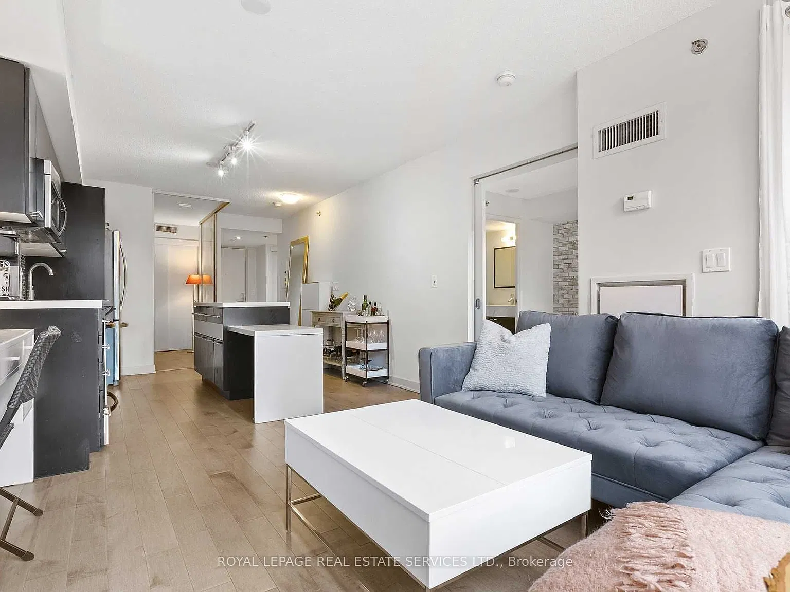 Boutique Condos — Photo 2