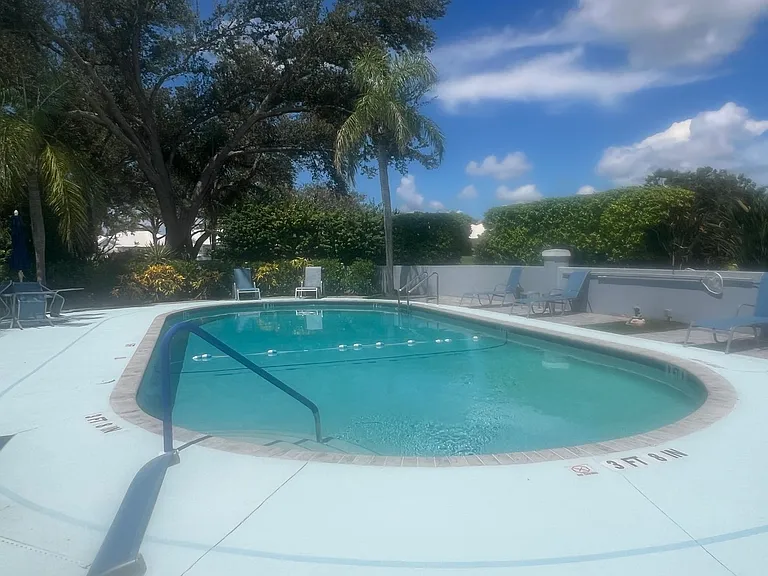 566 Clubside Cir — Photo 31