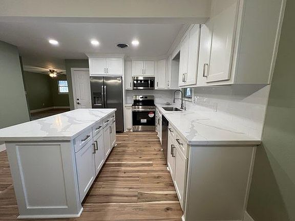 3rd image of 1105 West Dr