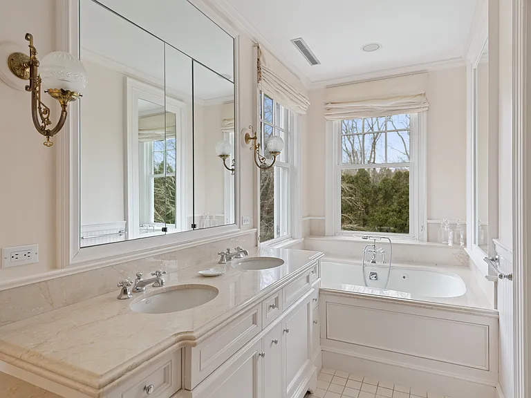 223 Halsey Neck Ln — Photo 8