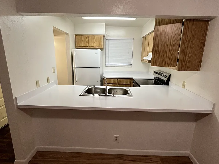 2560 SW 31st Pl — Photo 4